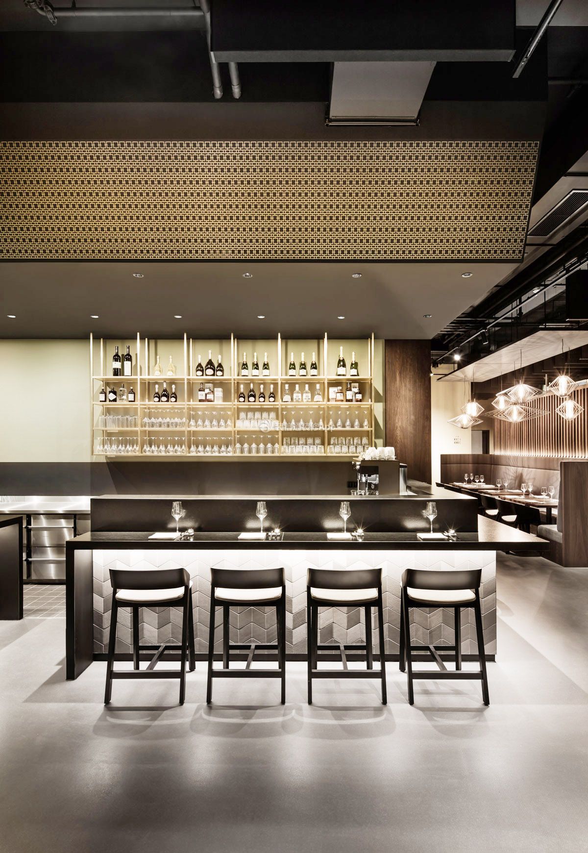 長沙餐飲店面吧臺(tái)裝潢設(shè)計(jì)效果圖 打造城市美食空間的視覺焦點(diǎn)